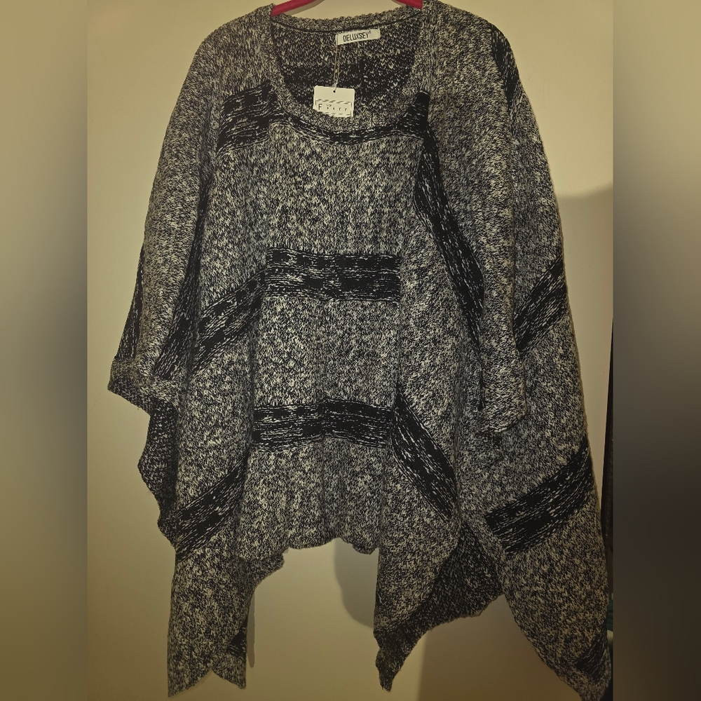 Deluxsey gray and white pullover poncho NWT